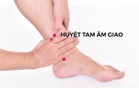 
Huyệt tam âm giao nằm trên chân trong, ngay trên mắt cá chân
