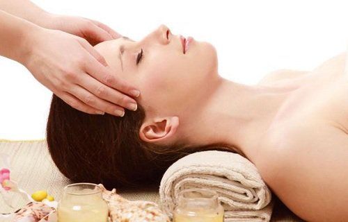 
Vừa massage vừa nghe nhạc sẽ giúp thư giãn hơn
