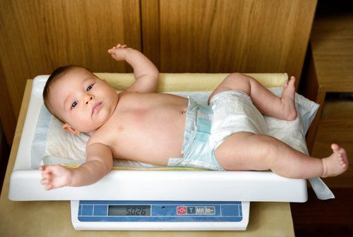 Trẻ 4 tháng tuổi không tăng cân có sao không?
