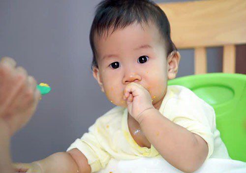 Trẻ chán ăn có nên cho uống men vi sinh hay men tiêu hoá không?