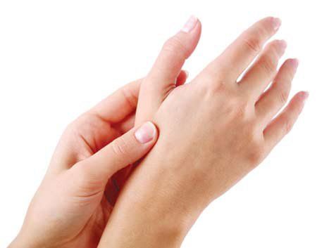 Run ngón tay khi cử động là dấu hiệu của bệnh gì?