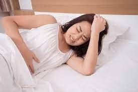 Sau sinh mổ bị đau vùng bụng trên rốn dưới ngực có sao không?