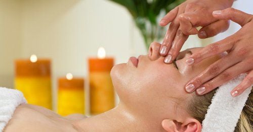 Massage mặt bằng dầu dừa có tác dụng gì?