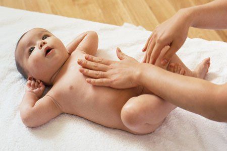 
Massage cho bé sơ sinh tại vùng bụng
