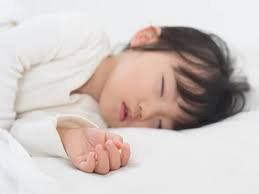 Trẻ ngủ giật giật sau uống thuốc ho là bị làm sao?