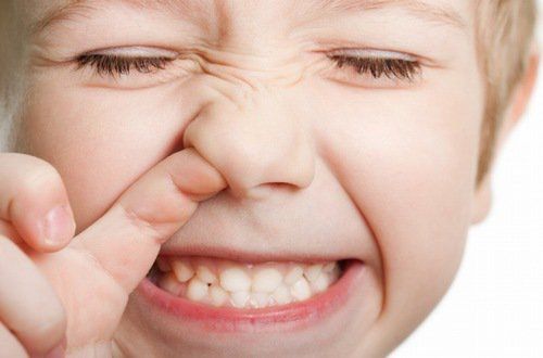 
If there is a foreign object in the child's nose, the child will have symptoms such as: runny nose, nosebleed, difficulty breathing, wheezing...
