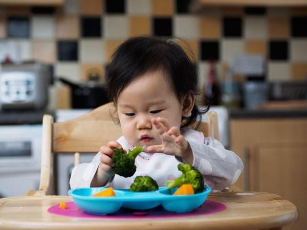 How many times a day is enough for babies to eat solids? | Vinmec