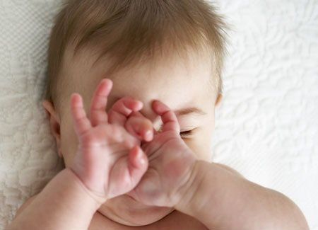 Trẻ 2 tháng tuổi bị ngạt mũi, ngủ không ngon nên làm gì?