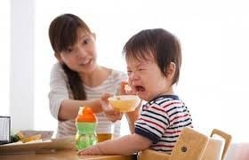 Suy dinh dưỡng xảy ra do trẻ gặp vấn đề tâm lý, phụ huynh ép buộc trẻ ăn quá mức
