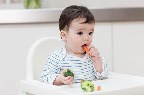 Giải đáp trẻ 8 tháng ăn gì để phát triển chiều cao?