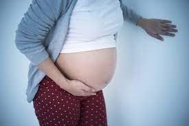 In the last 3 months of pregnancy, is it okay to have pain in the lower right abdomen?