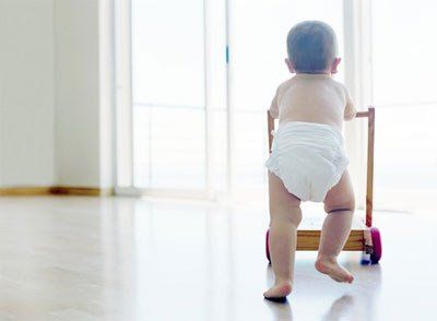 Wanting children to learn to walk quickly, what should parents do?