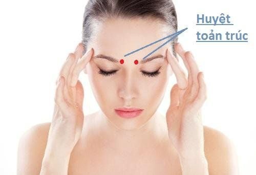 
Thực hiện bấm huyệt toàn trúc có thể giúp bạn nhanh chóng đánh bay tình trạng nghẹt mũi khó chịu
