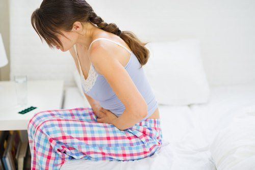 Nữ giới ra máu sau sinh nguyên nhân là gì?