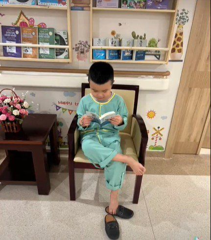 
Baby Dai Thang in the hospital for health check-up felt happy and convenient as at home
