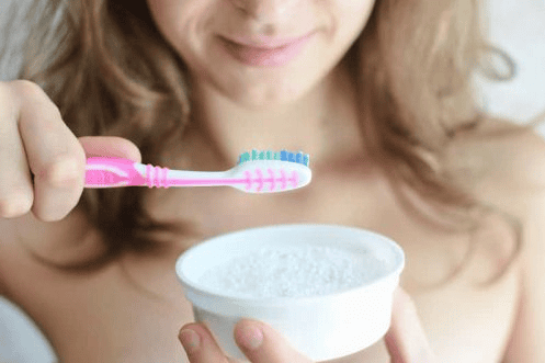 Có nên đánh răng bằng muối hàng ngày?