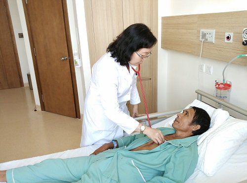 
Doctor Dinh Xuan Diem checks the patient's health before Mr. Vu Van Xay is discharged from the hospital.
