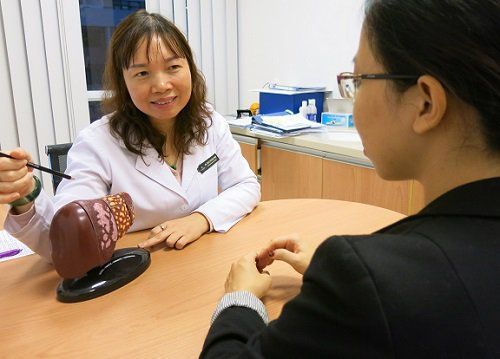 
Dr. Tran Thi Phuong Thuy advises customers on liver treatment regimens in stages
