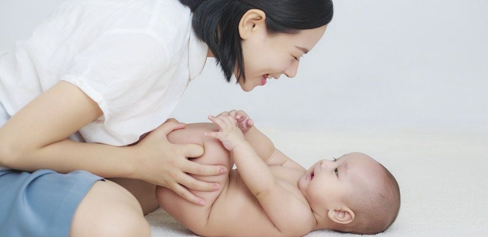 
Massage cho bé có thể giảm căng thẳng đáng kể
