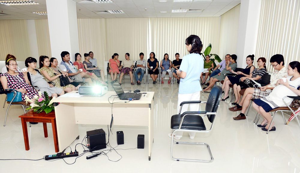 
Bố tương lai cũng học được kha khá kinh nghiệm làm cha lần đầu, đặc biệt là cách chăm sóc trẻ sơ sinh để hỗ trợ cho vợ khi cần thiết
