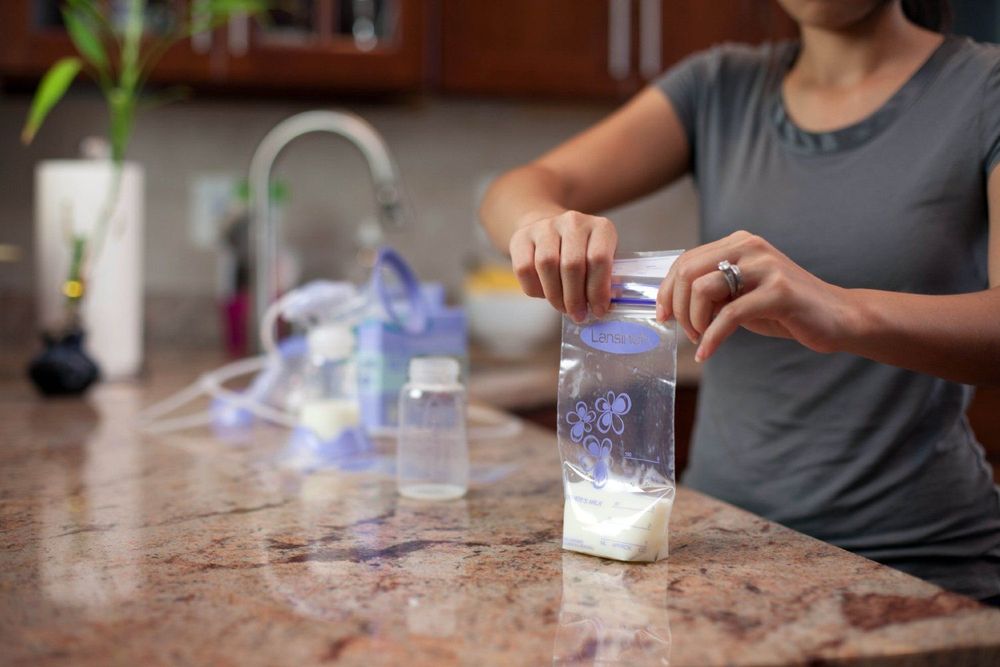 
Mothers should note that each bottle/bag should be labeled and the milking date written on each bottle/bag to easily remember the expiration date of frozen milk.
