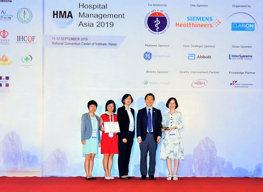 
                    Representative of Vinmec Times City Board of Directors receiving the “Patient Safety” award for “Reducing Medication Errors in Vinmec Times City” project
                