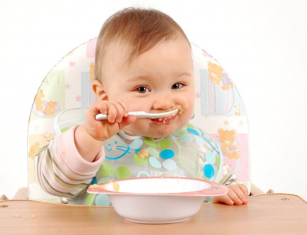 Làm gì khi trẻ bị sặc cháo lên mũi?