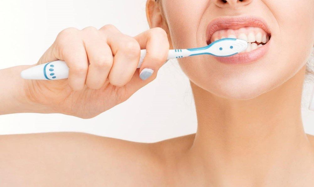 
Vệ sinh răng miệng không đúng cách cũng là nguyên nhân gây nhiễm trùng sau phẫu thuật đặt implant
