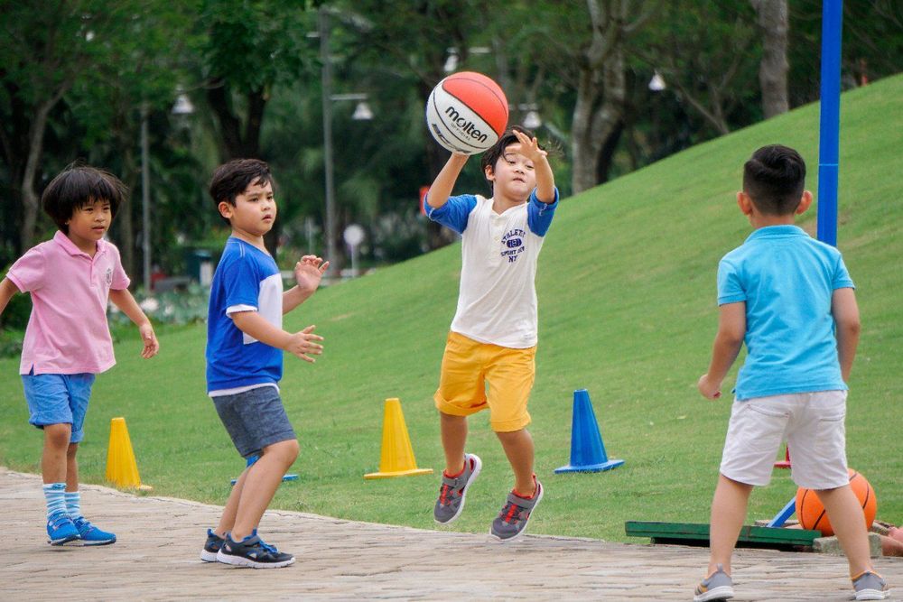 
Khuyến khích con trẻ tham gia trò vui với các bạn đồng trang lứa
