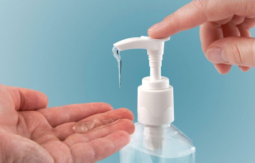 Rửa tay trước khi kiểm tra đường huyết