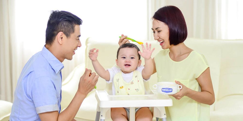 
Cha mẹ hãy tạo ra cơ hội giao tiếp cho trẻ khi ăn uống
