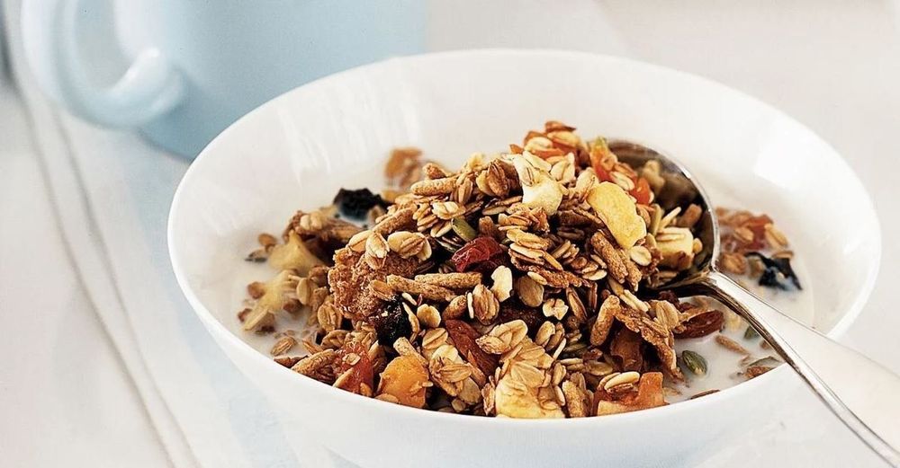 
Muesli tự làm được kết hợp giữa các loại ngũ cốc và trái cây khô với nhau
