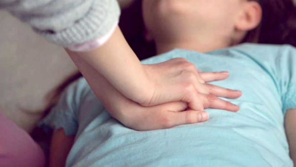 Bạn không cần phải móc họng hoặc làm động tác để loại bỏ nước từ cổ họng của trẻ trước khi bắt đầu CPR