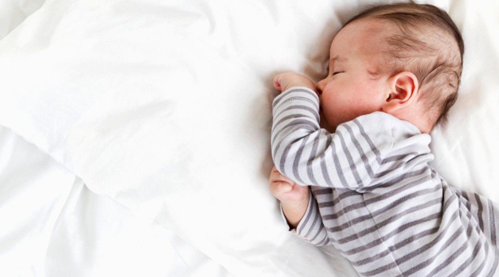 Trẻ 40 tuần tuổi có thể sẽ thường dậy vào nửa đêm để bò hoặc trườn trong giường cũi