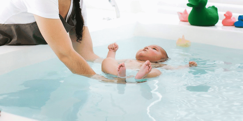 Cha mẹ không nên để trẻ sơ sinh một mình trong nước