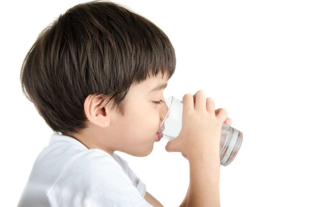 Điều trị ho cho trẻ không dùng thuốc cha mẹ nên cho trẻ uống nhiều nước ấm để làm dịu cổ họng