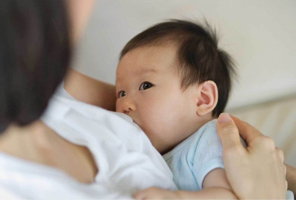 Dinh dưỡng tối ưu trong sữa mẹ giúp xây dựng cơ thể và trí não của em bé toàn diện.