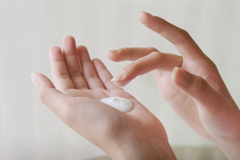 
Kem dưỡng da calamine sẽ để lại một lớp màng mỏng trên da
