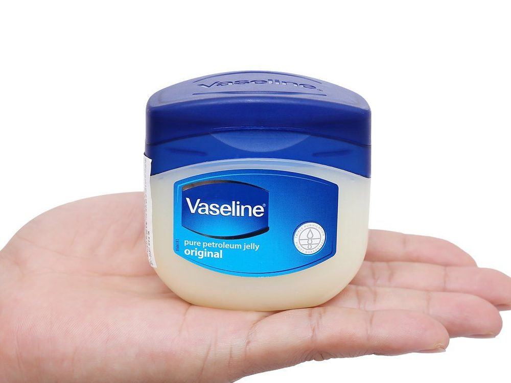 
Bạn nên chuẩn bị sẵn vaseline để bảo vệ những vùng da nhạy cảm mà lớp vỏ hóa học không được chạm vào, như hai bên mũi, môi và hốc mắt
