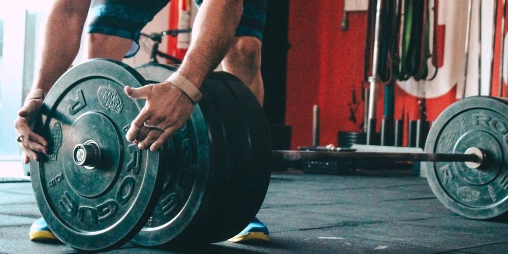 Weightlifting helps you burn calories and effectively reduce overall body fat