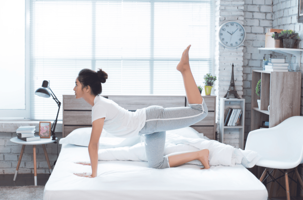 Thực hiện các bài tập kéo giãn cơ bắp trước khi ra khỏi giường sẽ giúp đánh thức cơ thể và cải thiện tuần hoàn