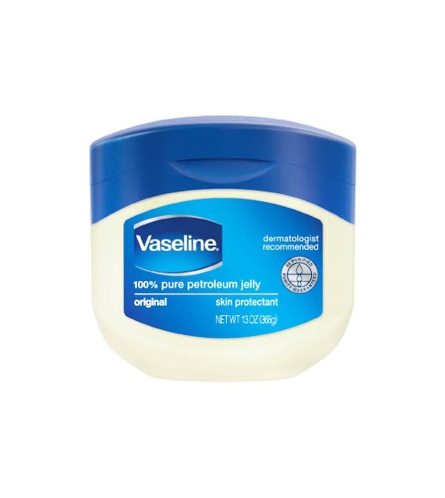 
Vaseline có thể gây cảm giác bóng nhờn và nặng nề trên môi
