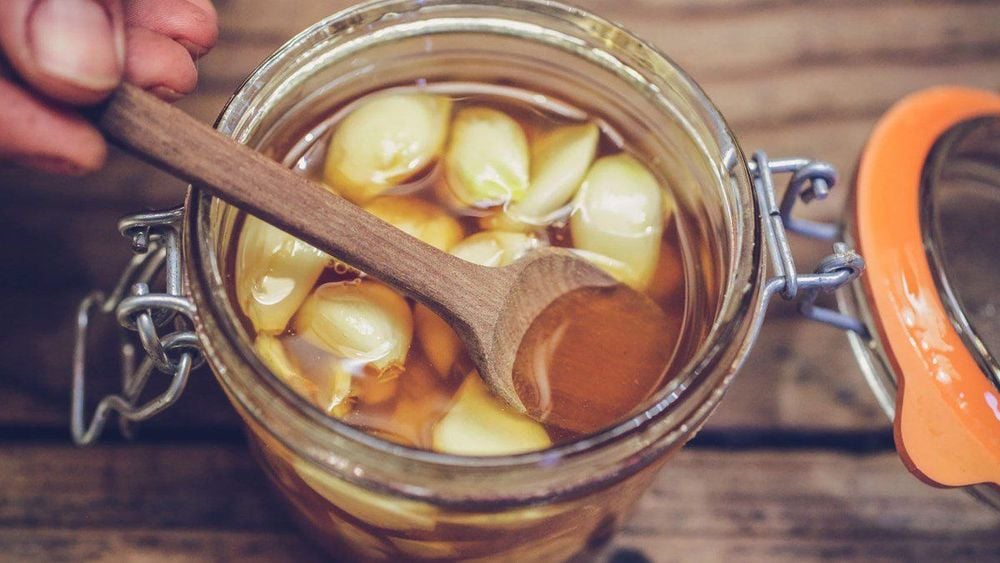 Honey-Soaked Garlic Helps the Body Fight Bacteria
