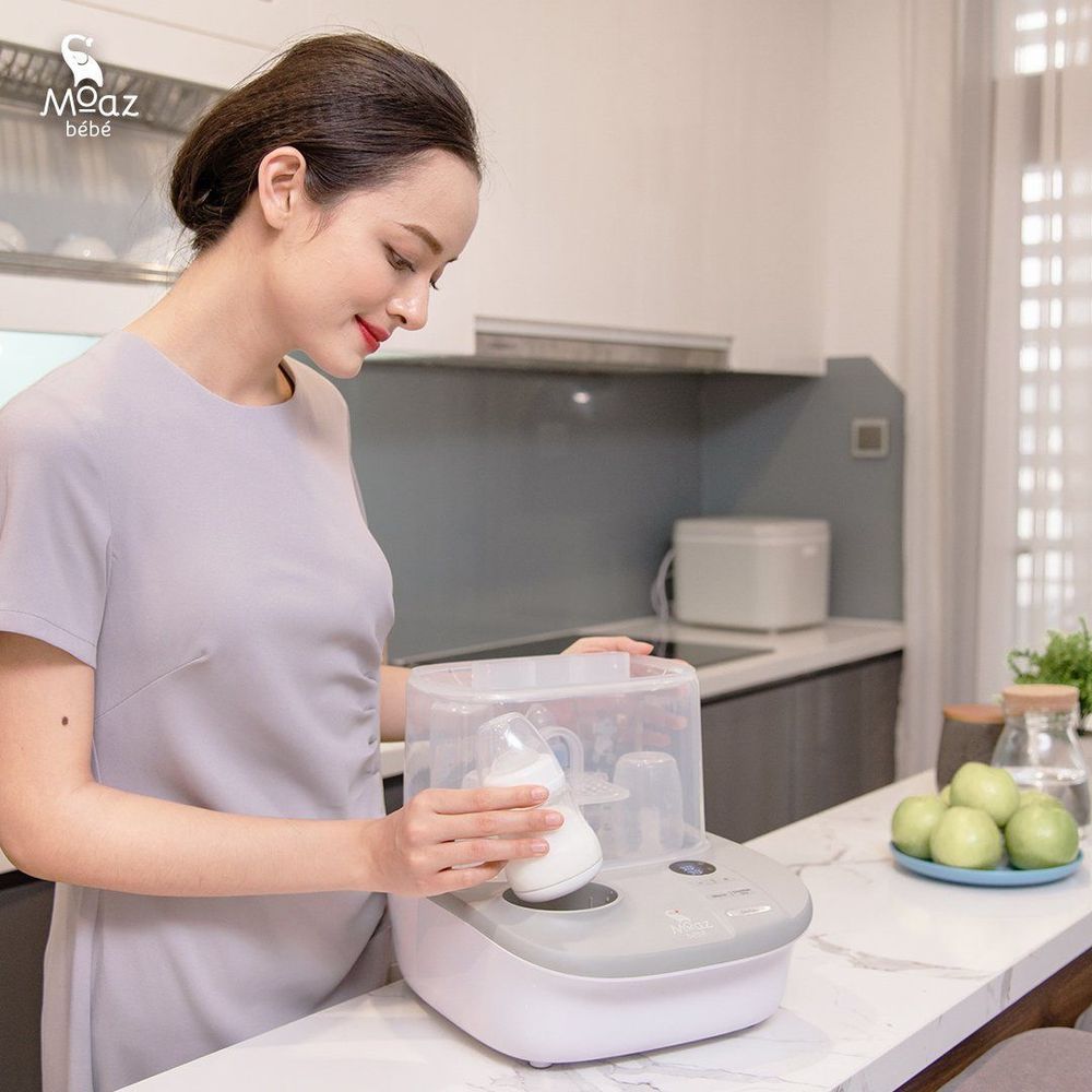 Máy hâm sữa, tiệt trùng và sấy khô đang là sản phẩm được nhiều mẹ lựa chọn