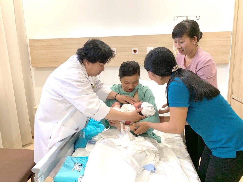 
Mother Nguyen Thi Nhung and her newborn baby
