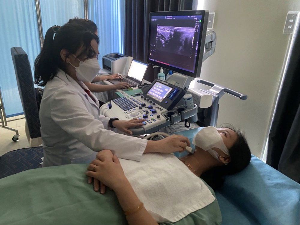 Các khách hàng tham gia đã được khám và siêu âm sàng lọc miễn phí với các bác sĩ của Bệnh viện ĐKQT Vinmec Đà Nẵng