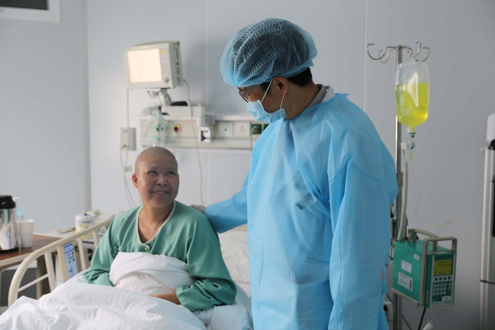 
Ms. Dinh underwent a hematopoietic stem cell transplant at Vinmec Hospital in February 2019 to treat her multiple myeloma.
