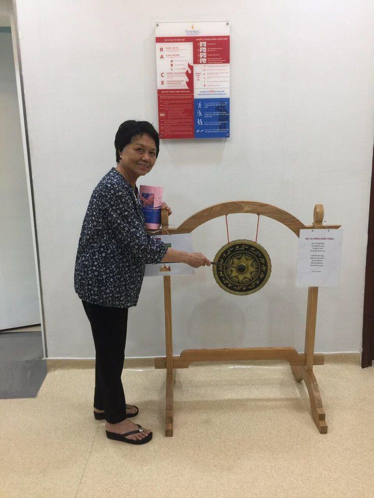 
In order to commemorate the triumph, Ms. Vu Thi Quy struck the gong at the Radiotherapy Center of Vinmec Times City International Hospital.
