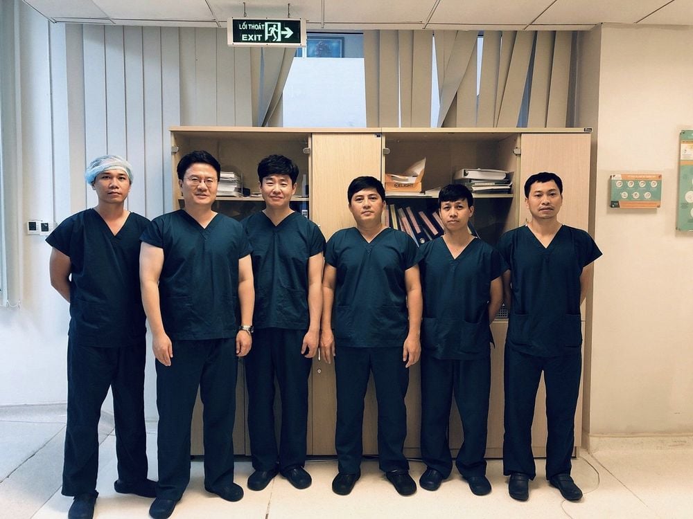 
Doctors at the Cardiovascular Intervention Unit of Vinmec Times City Hospital with doctors from Yeungnam University (Korea)
