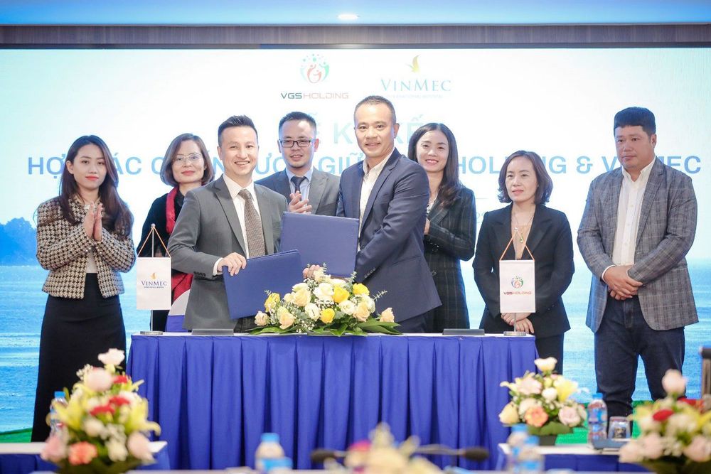 Ông Phạm Anh Đức - Phó tổng Giám đốc Kinh doanh, Hệ thống Y tế Vinmec và ông Tôn Đức Sáu, Tổng giám đốc VGS Holding đại diện ký kết hợp tác chiến lược có giá trị 2 năm